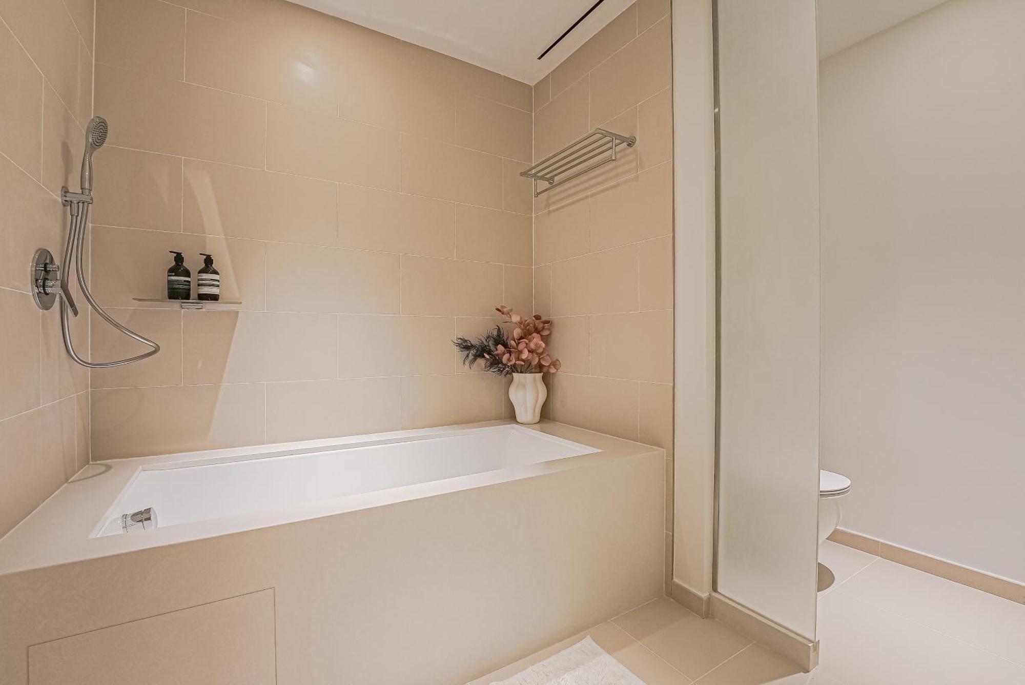 Modern 2br High Floor Haven In Vida Marina Апартаменты